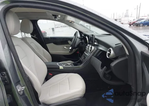 2017 Mercedes-Benz C 300 z USA, uszkodzony, nr VIN 55SWF4JB8HU223124